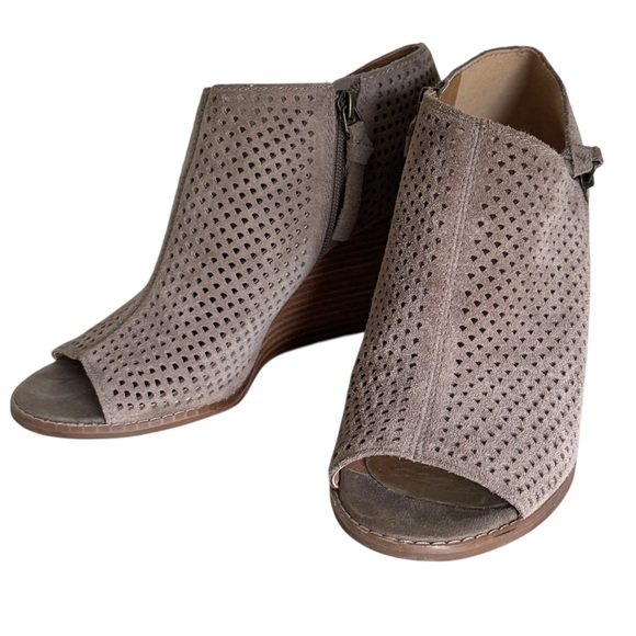 Lucky Brand Tan Perforated Suede Wedge Peep-Toe Sandals Shoes Size 10 - Picture 1 of 12